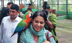 ম্যাকাউ পাখির সাথে পরিবেশে উপদেষ্টা রিজওয়ানা হাসান।